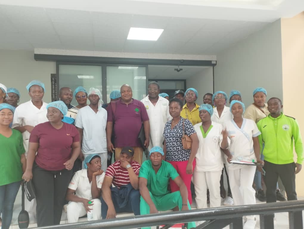 Docteur Nkoa Ferdinand dans son cabinet