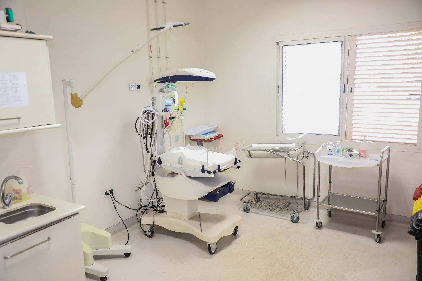 Enfant dans un environnement médical adapté